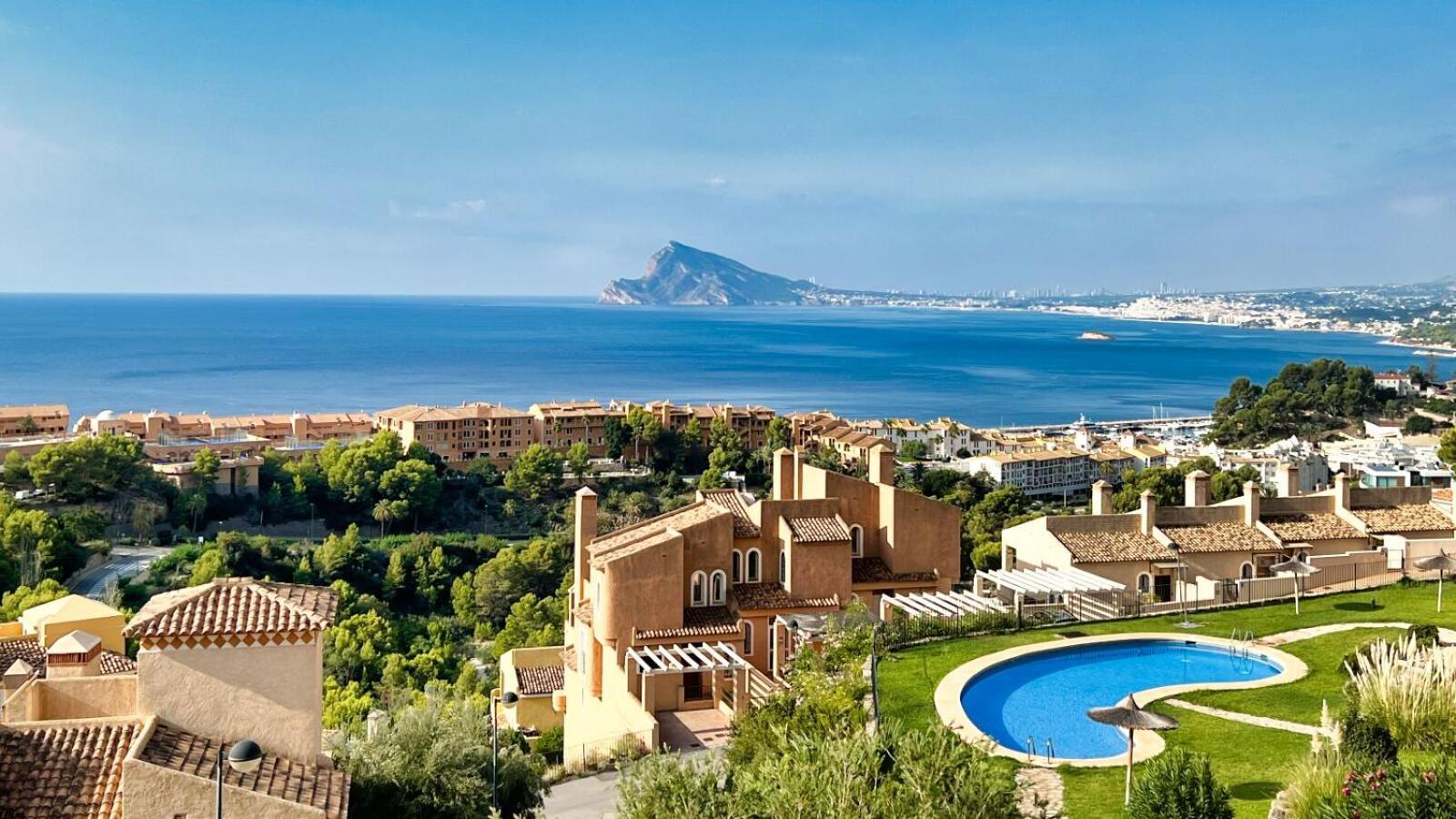 Вилла Charming Townhouse With Sea Views & Pool In Altea Кальпе Экстерьер фото
